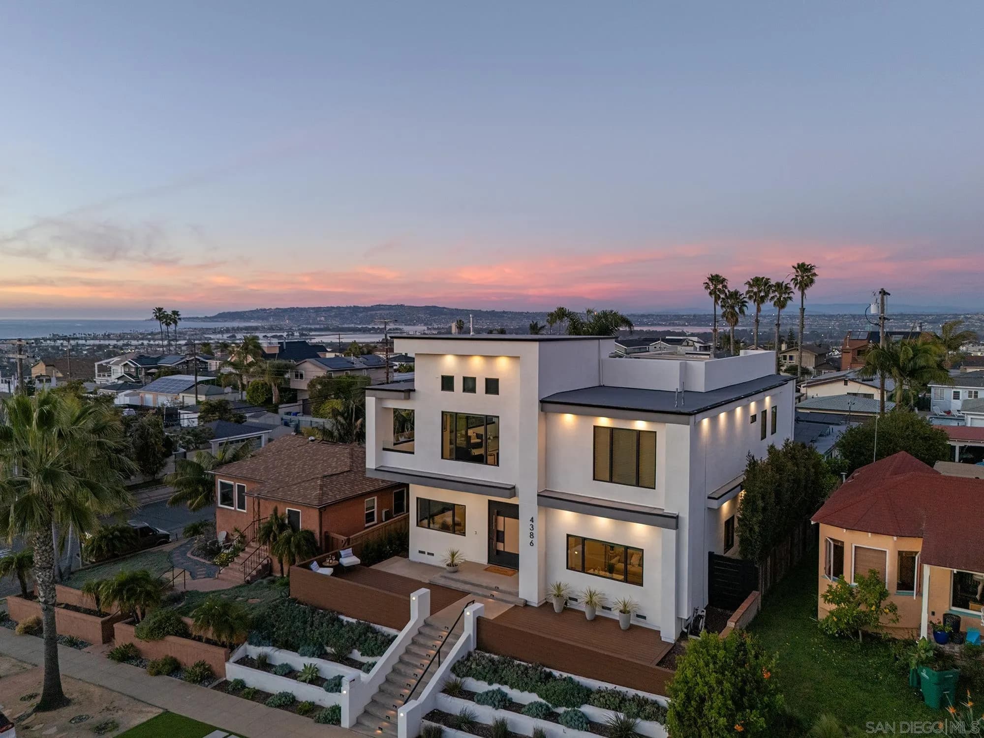 4386 Newport Ave