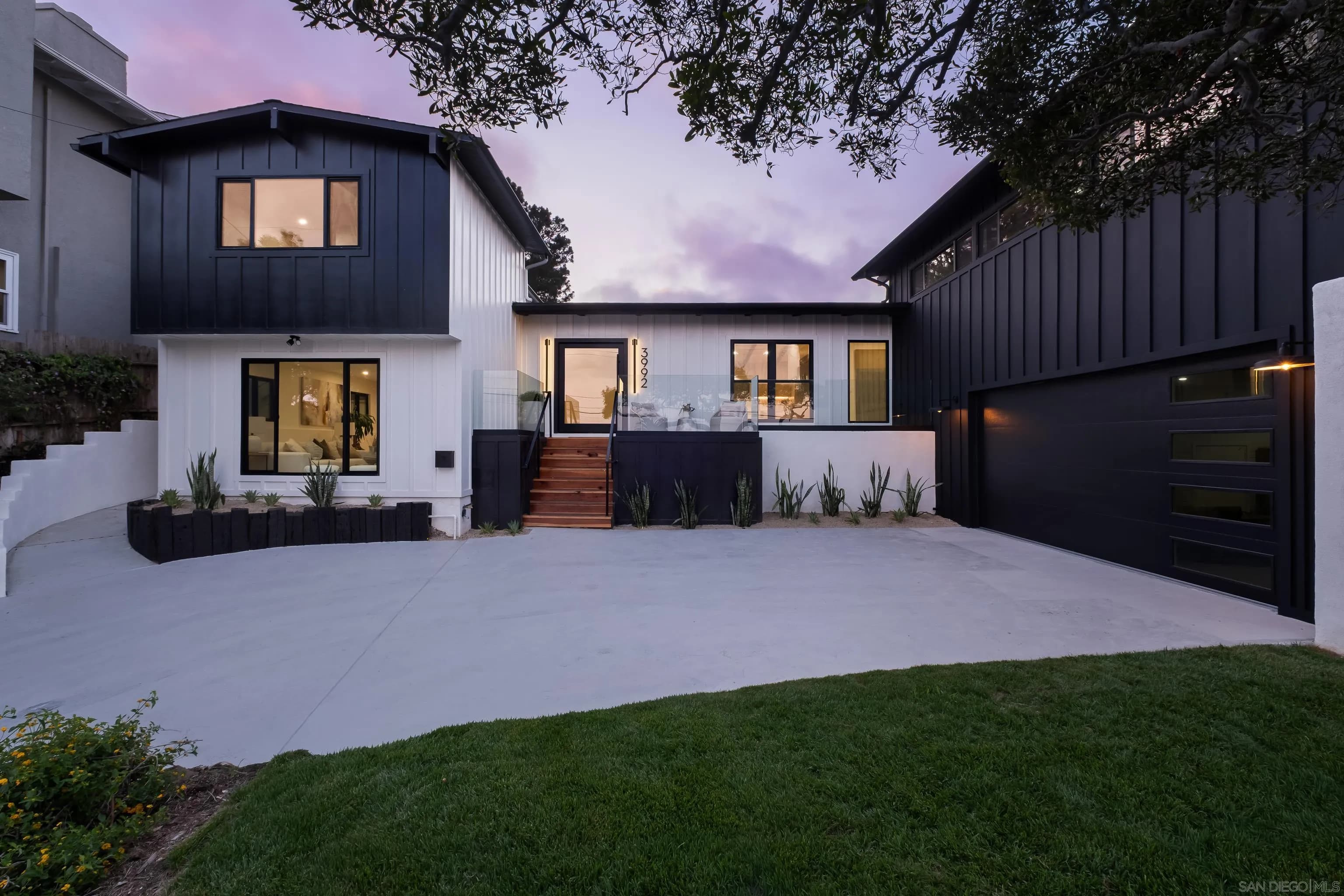 3992 La Cresta Dr